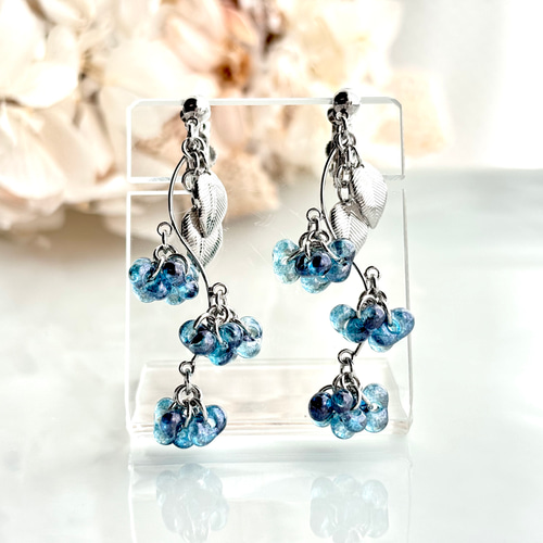 チェコビーズ ブルー／シルバー 青い花のゆらゆら揺れるイヤリング