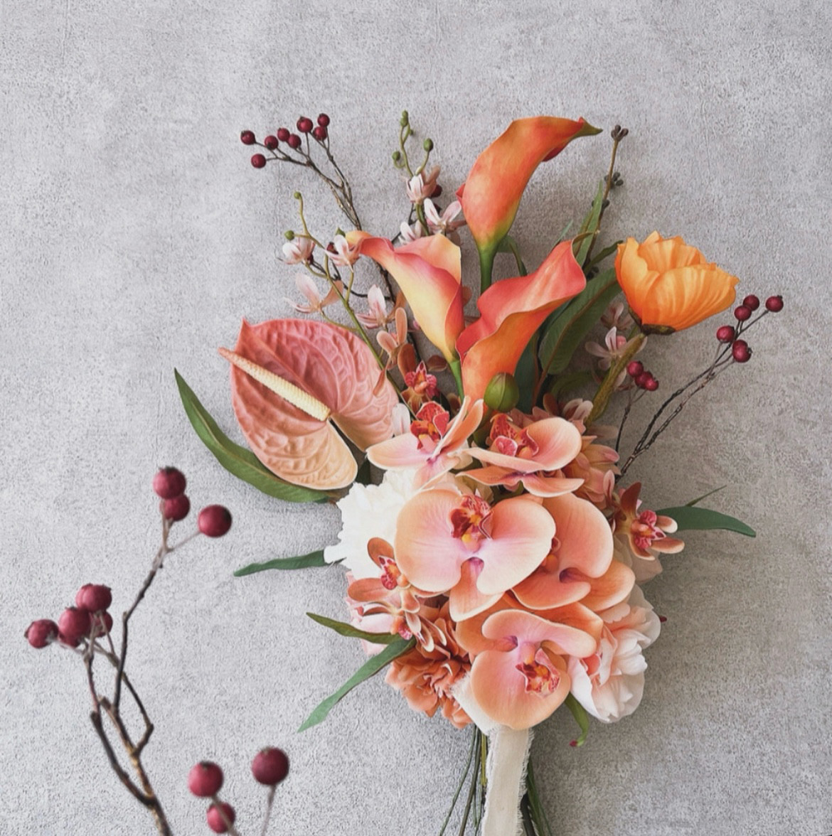オレンジ　ウェディングブーケ　アーティフィシャルフラワー　造花　胡蝶蘭　リボン Orangeカラー＆胡蝶蘭の赤い実ブーケ ◻︎アーティフィシャルフラワー