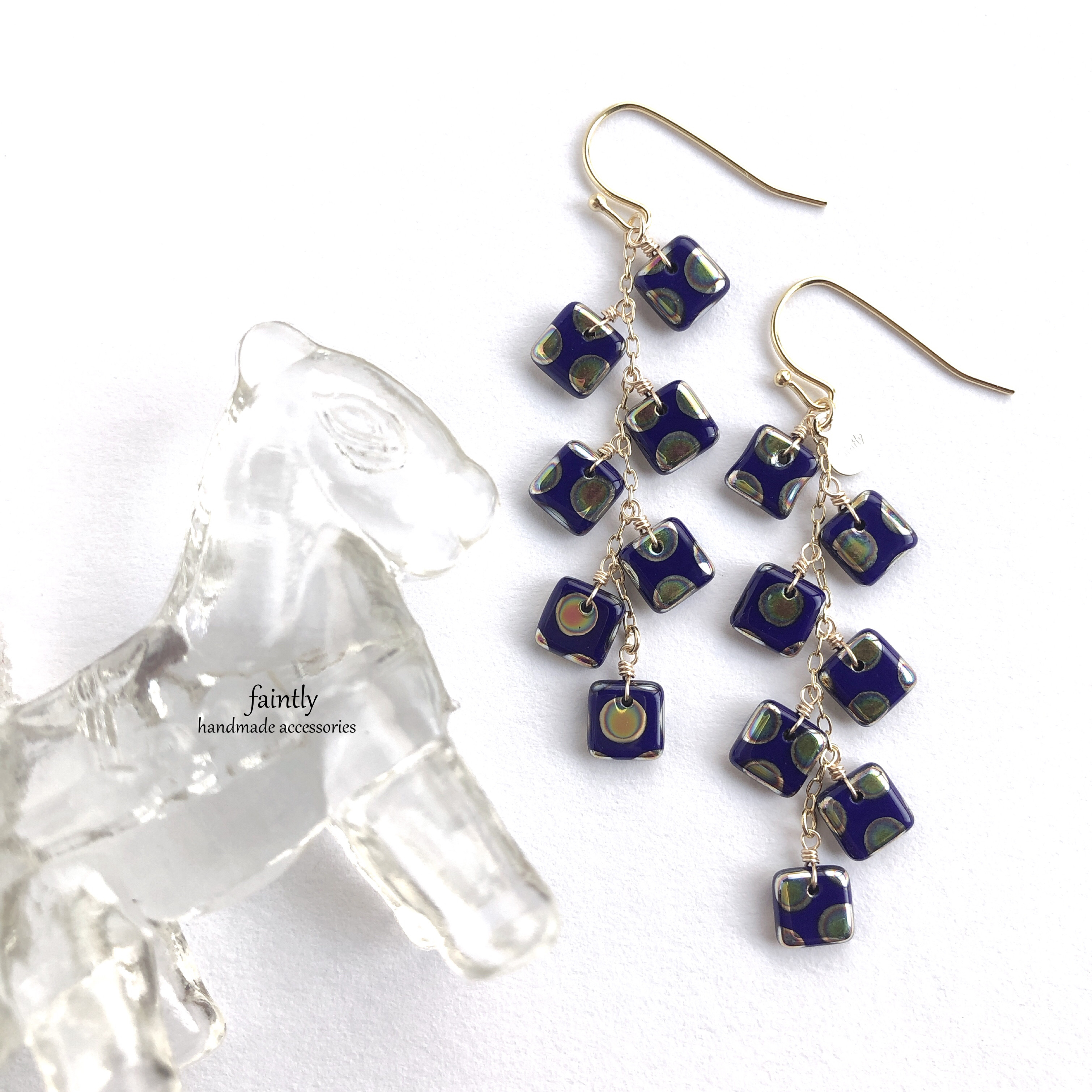 水玉柄。ブルー際立つスクエアチェコビーズのピアス・イヤリング  