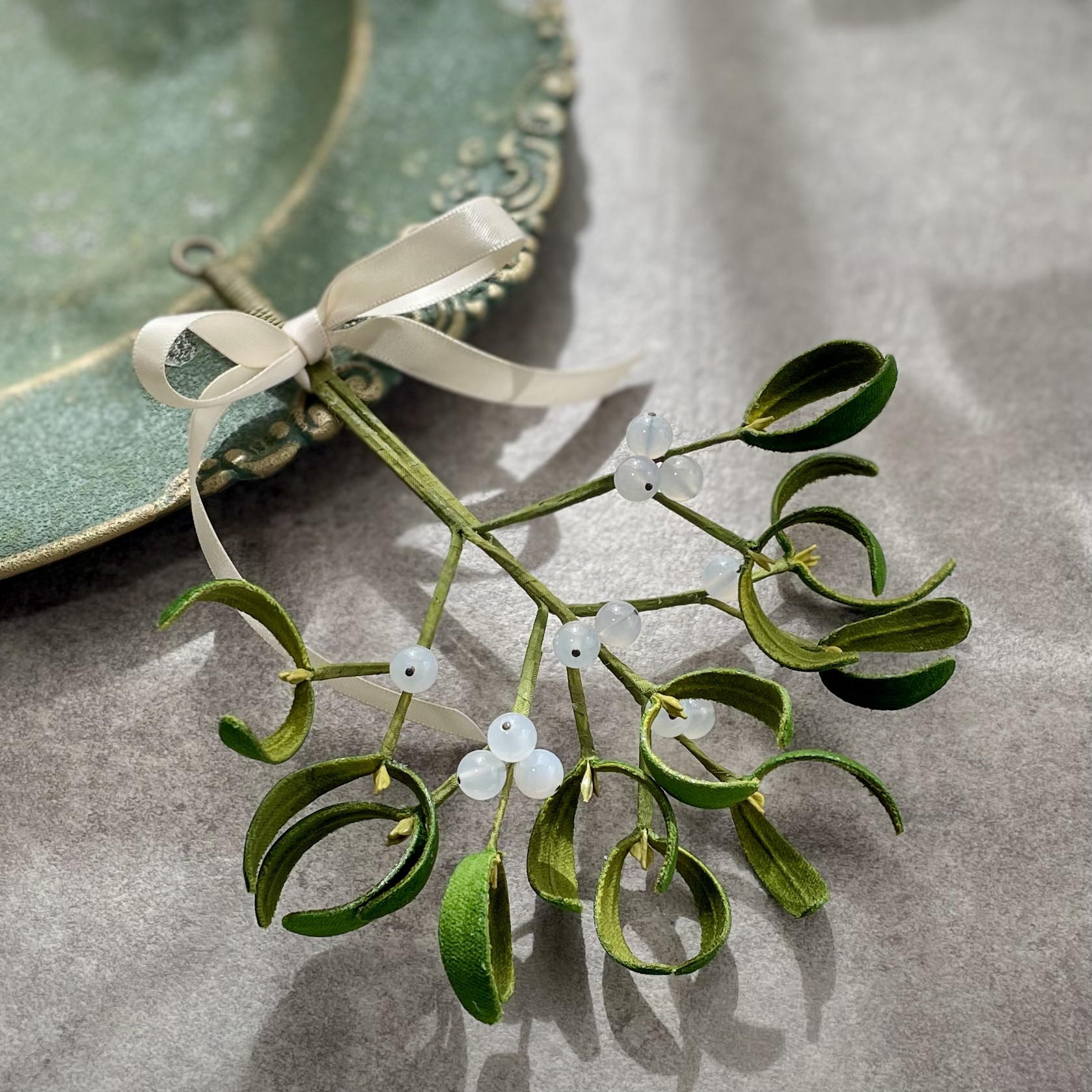 布花天然石と飾れるヤドリギのスワッグ　天然石φ8mm