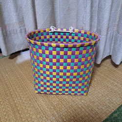 ●PPバンドかご(格子編みはけご　小)、収穫かご、模様a-黒-赤、色違い3個組 ○PPバンドかご(格子編みはけご 小)、収穫かご、模様a-黒-赤、色