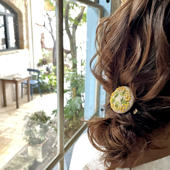 【ミモザ】刺繍　ヘアクリップ付きブローチ 1枚目の画像