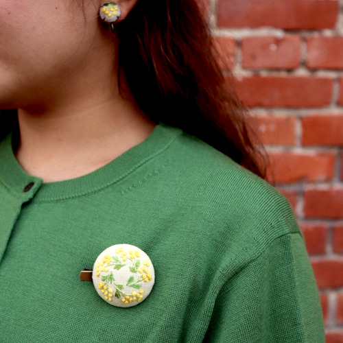ミモザ】刺繍 ヘアクリップ付きブローチ 春の誕生花2025 ミモザ