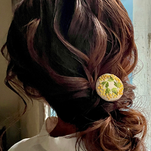 ミモザ】刺繍 ヘアクリップ付きブローチ 春の誕生花2025 ミモザ