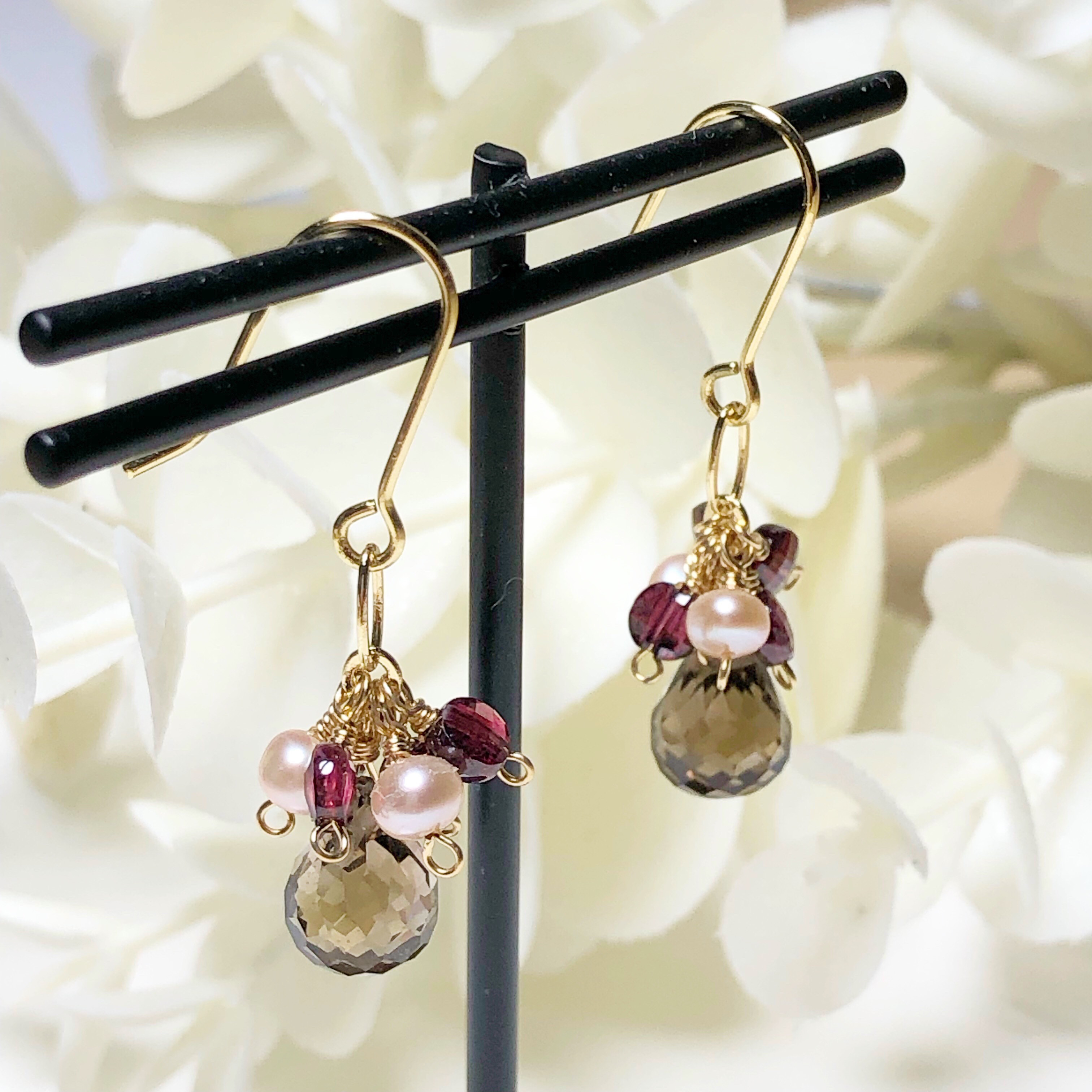 《  14kgfピアス》宝石質スモーキークォーツとガーネットのピアス