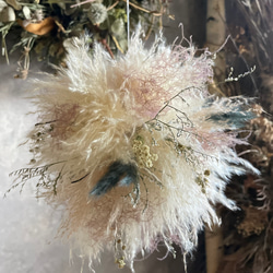 パンパスとドライフラワーのハンギングボール(くすみピンク系) 1枚目の画像