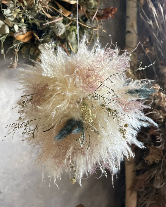 パンパスとドライフラワーのハンギングボール(くすみピンク系) 1枚目の画像