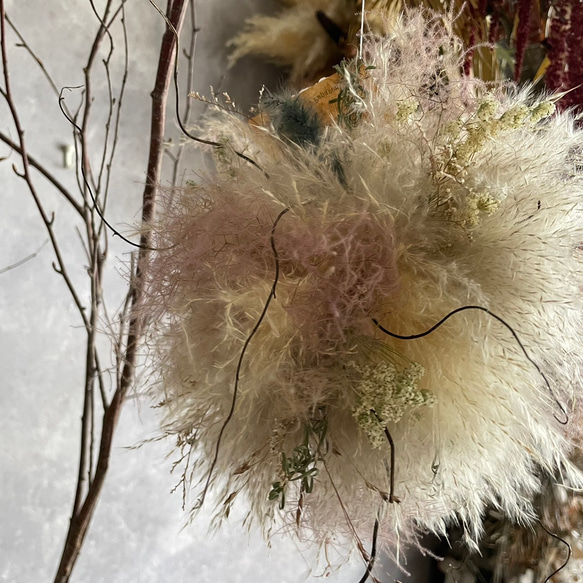 パンパスとドライフラワーのハンギングボール(くすみピンク系) 2枚目の画像