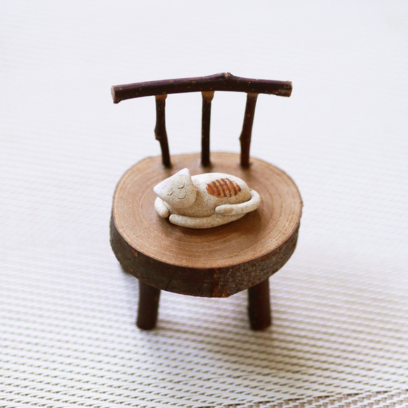 小さな木の椅子とお昼寝猫の置物（A）【Creema限定】 その他置物 Ceara