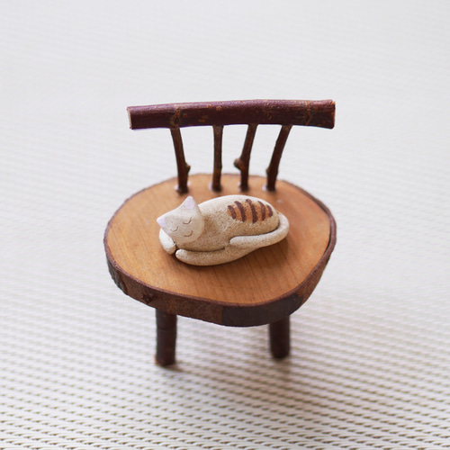 小さな木の椅子とお昼寝猫の置物（B）【Creema限定】 その他置物 Ceara