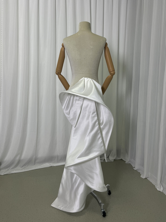 送料無料！華やかなトレーン デザイン感 オフホワイト 光沢サテン  