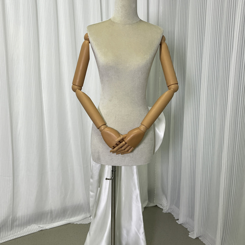 送料無料！華やかなトレーン デザイン感 オフホワイト 光沢サテン  