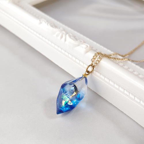 イルカの青のキラキラ輝く鉱石型レジンのネックレス ネックレス