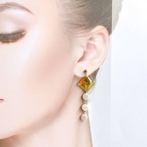 yellow＆white ドライフラワーかすみ草のsquare揺らめきパールピアス