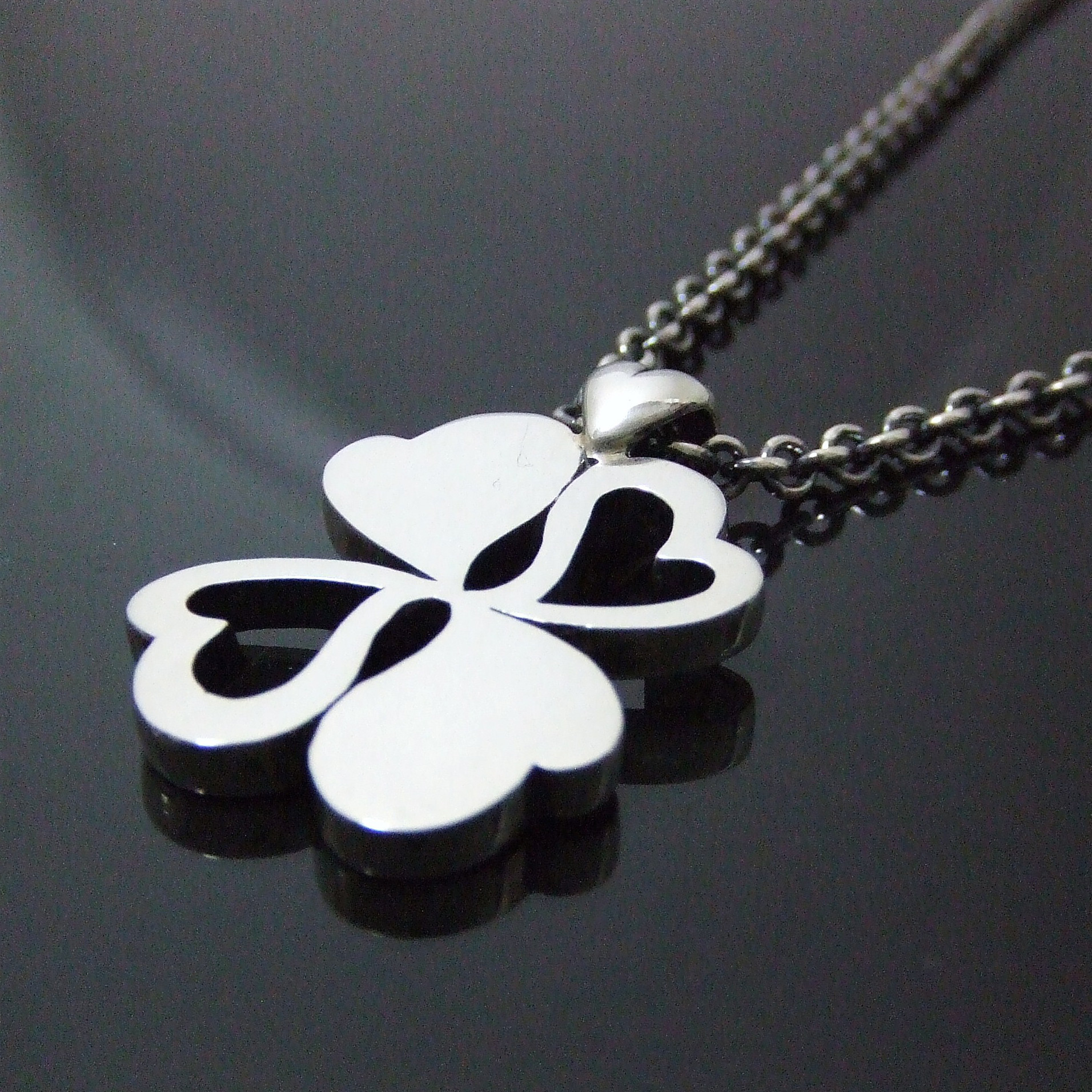 四つのハートからなる四つ葉のクローバーペンダント