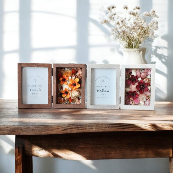 子育て感謝状 両親贈呈品｜コスモスが彩るフォトフレーム（プリザーブド・ドライフラワー／2色展開）結婚式・ウェディング 2枚目の画像