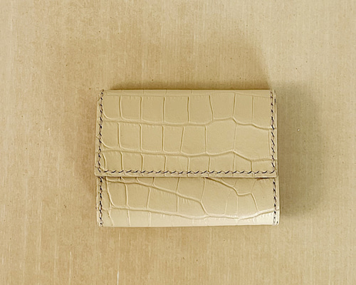カードがたくさん入る三つ折り財布 クロコダイル型押しレザー 少し