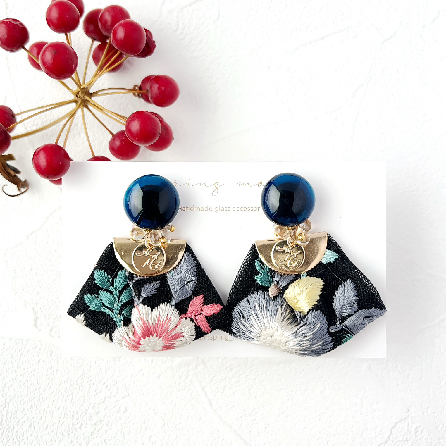 秋色ガラスのインド刺繍耳飾り-navy blue black-