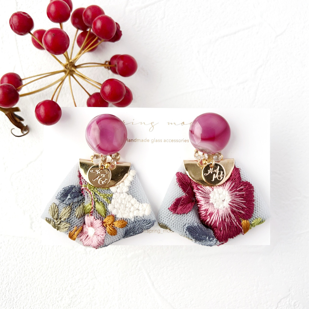 秋色ガラスのインド刺繍耳飾り-berry red-