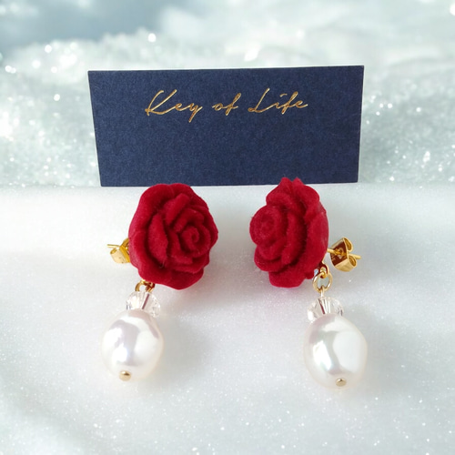 Paccaral 赤いお花モチーフ ピアス