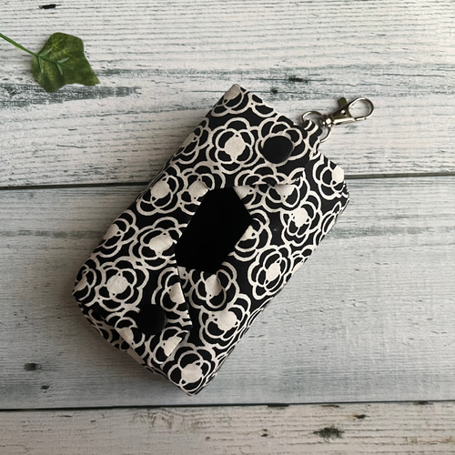 立体ポケットティッシュケース 黒花柄 ナスカン付 ポータブル