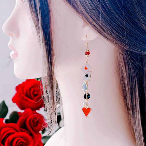 赤いバラ　トランプ　ピアス　イヤリング 再販×32 イロアソビ 赤い薔薇と黒ガラス トランプカラー ピアス