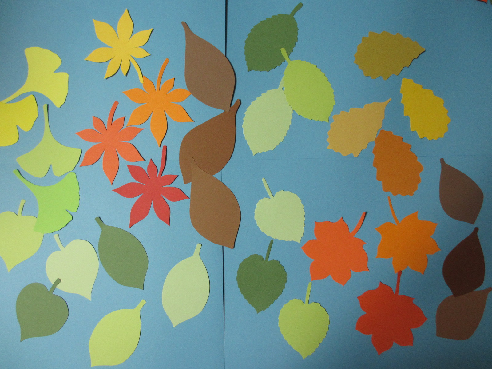 秋壁面飾り　落ち葉100枚　葉っぱサイズ2種類を各50枚　②