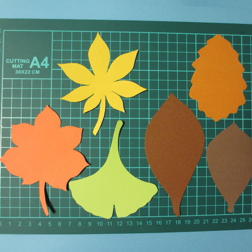 落ち葉24枚 〈秋の壁面〉 画用紙 壁面飾り 保育園・幼稚園・学校