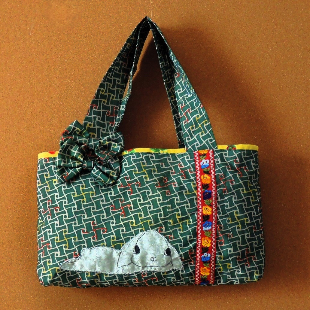 レトロ着物のウサギBAG（のびのびロップイヤー / 緑 /縁起の良い分銅つなぎ文様 ）リボン付き【一点もの】