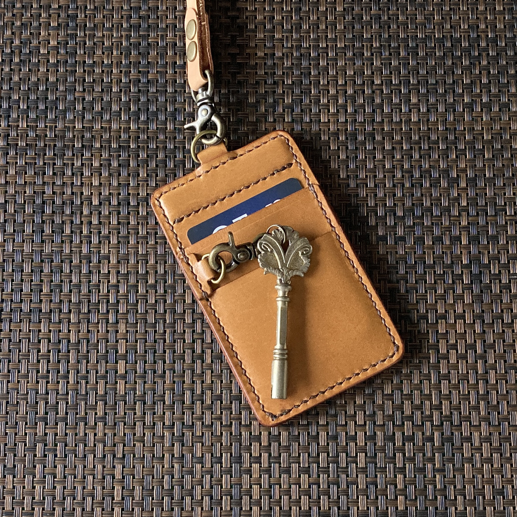 【2面+鍵ﾎﾟｹｯﾄ・camel oil】IDカードケース CC2k-30camo 定期入れ パスケース 240905