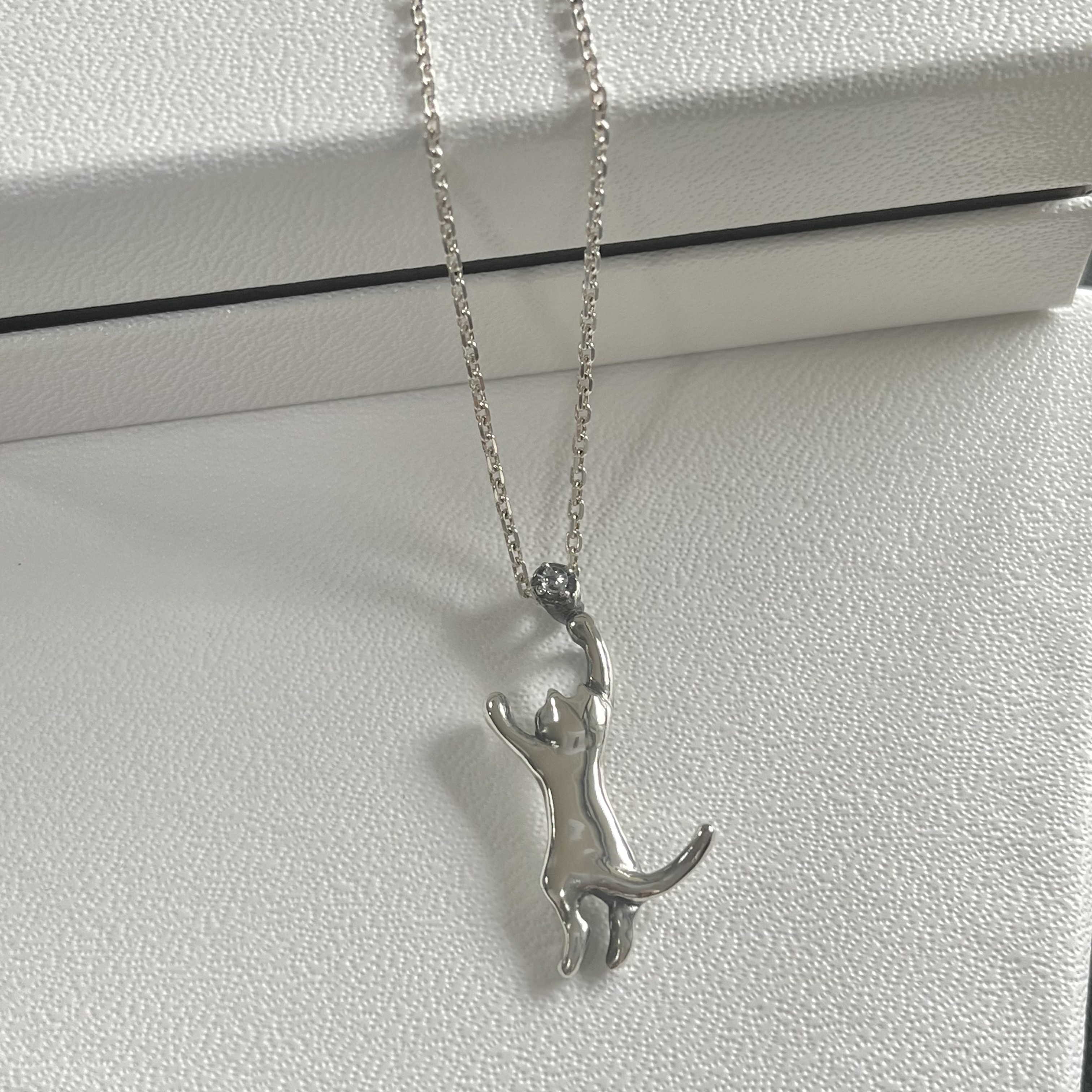 ［受注生産］誕生石セットの猫シルエットペンダント　VH-018