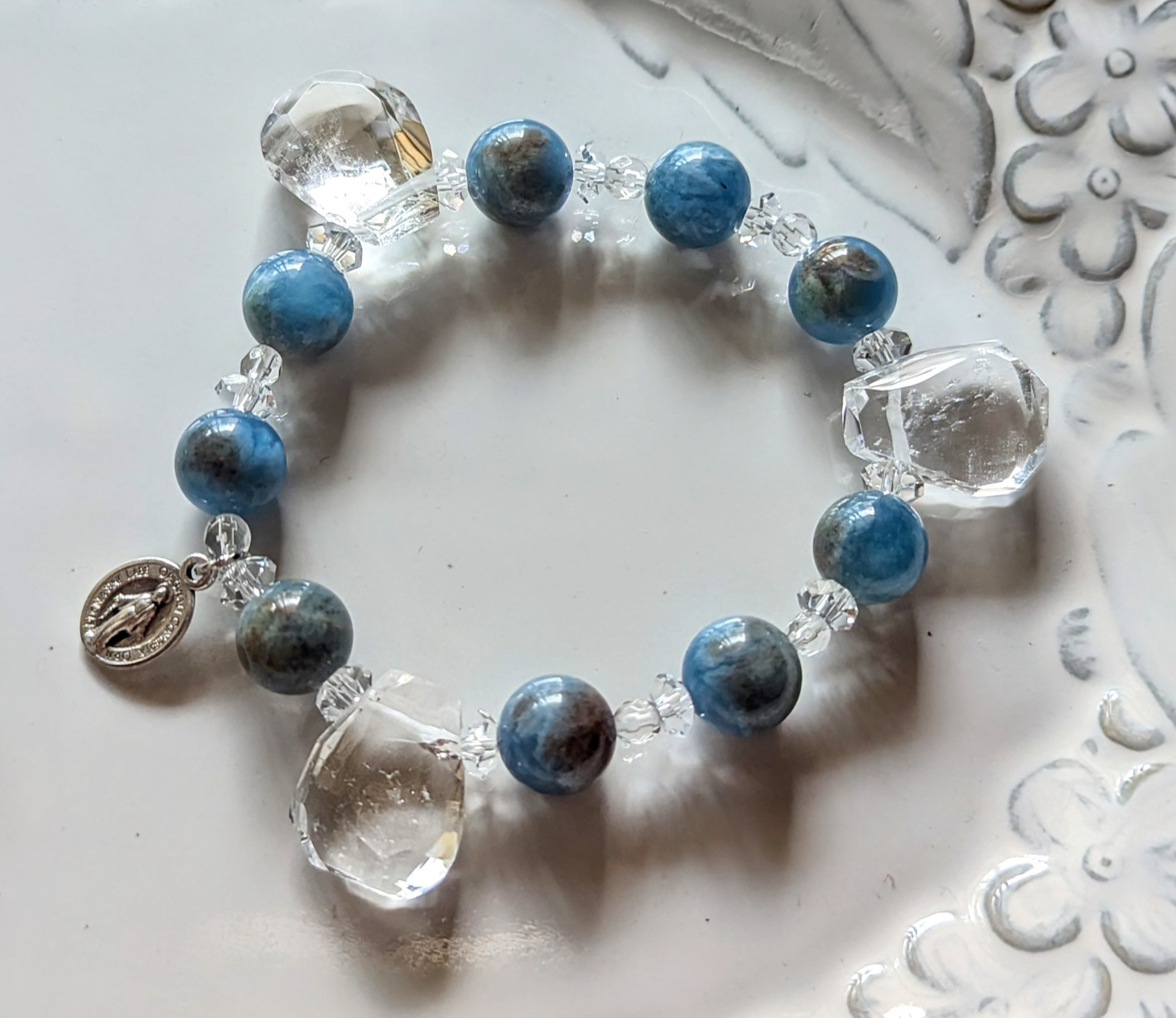 ✨心の浄化とトラウマの根っこのお掃除に✨アクアマリン（母岩付き）&ティアドロップクォーツのブレスレット✨《メダイ付》✨