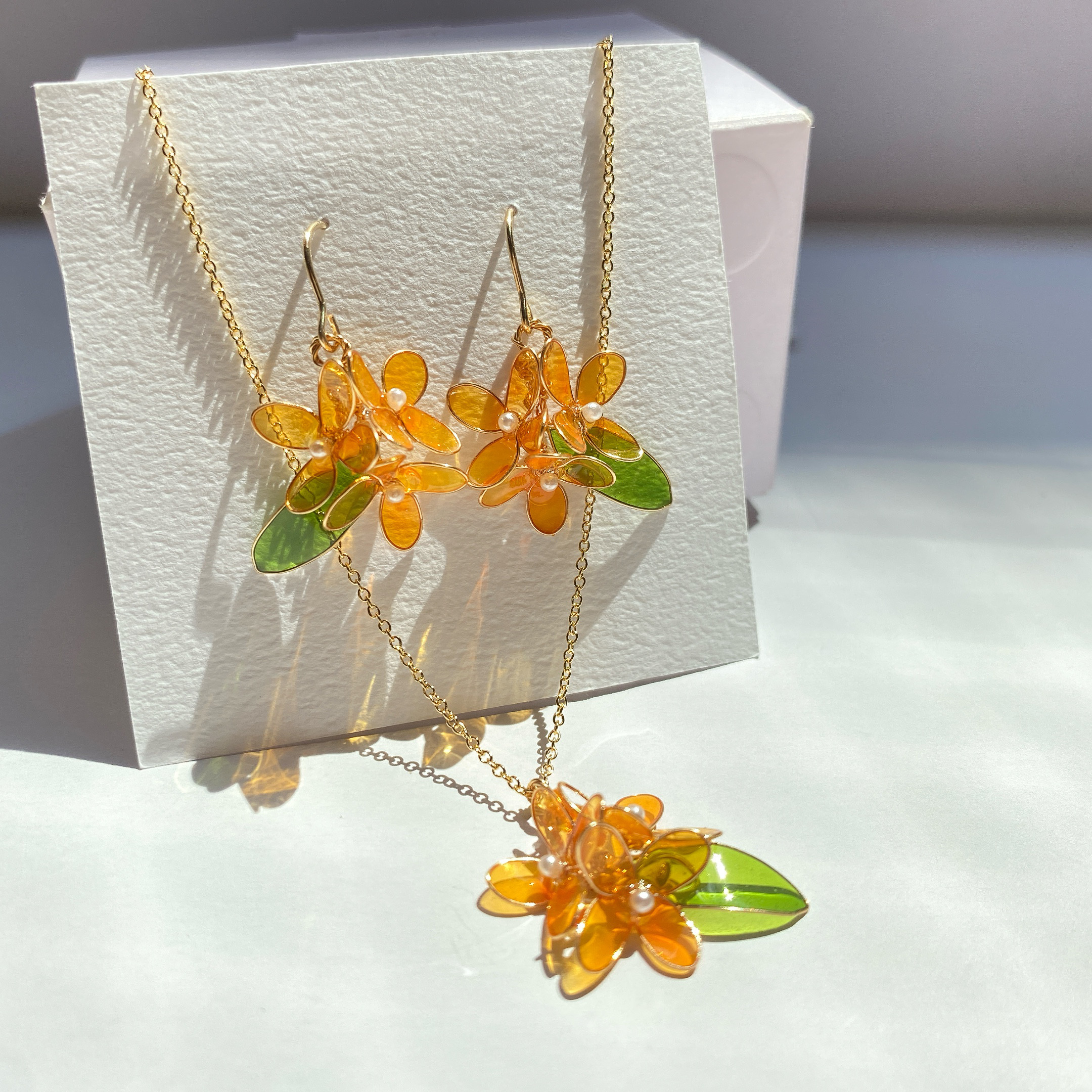 ディップアート。紅葉と金木犀のピアス。 ディップアート。紅葉と金木犀のピアス。 - メルカリ