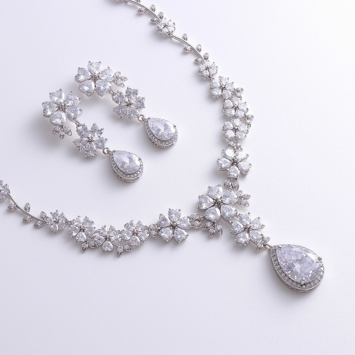 ◇送料無料◇ブライダルアクセサリーセット　豪華　お花　ネックレス＆ピアス／イヤリング　110623125