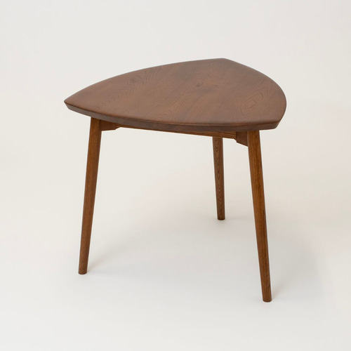 FUGA(フーガ）エンドテーブル～三角テーブルが空間をおしゃれに演出