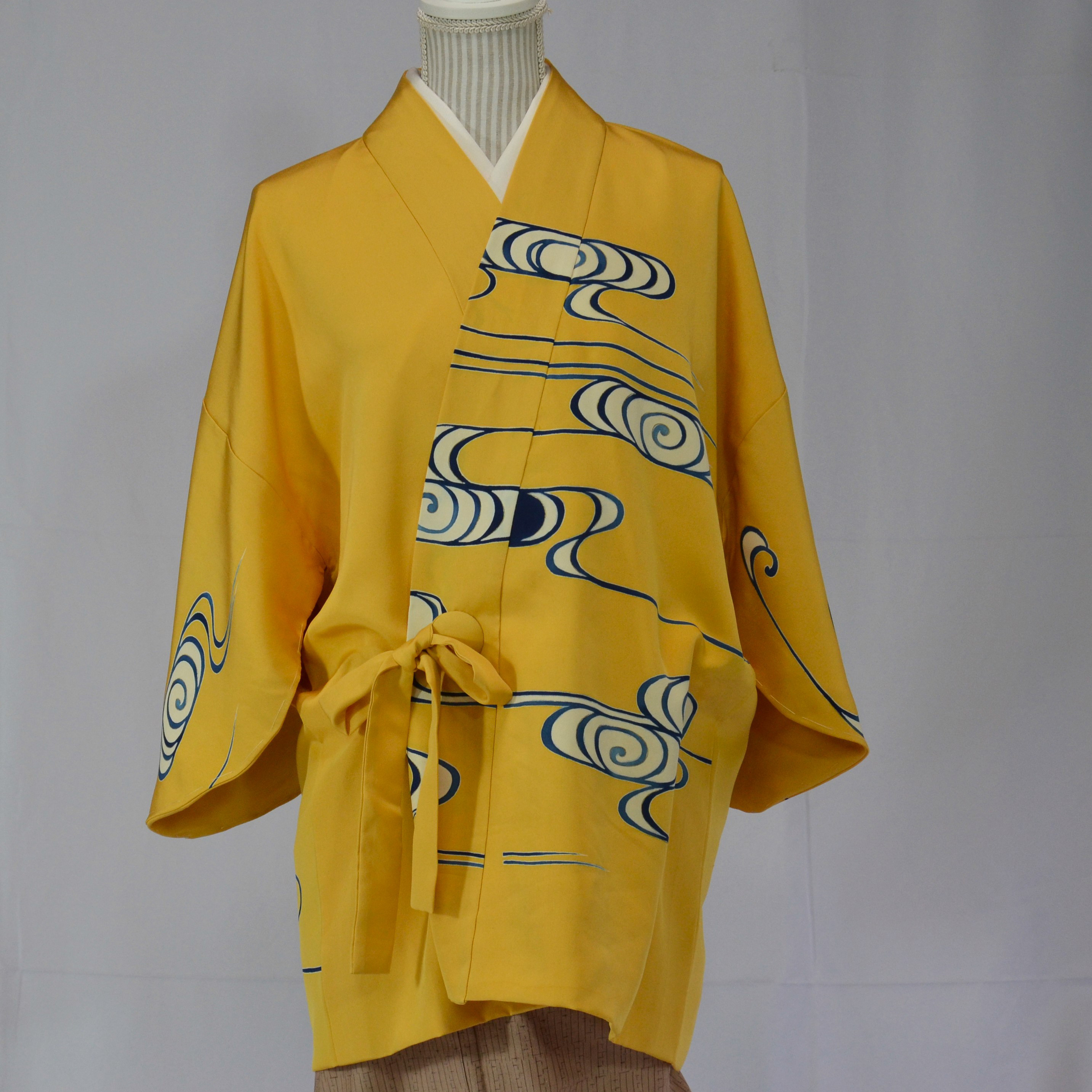 観世水が梔子色を豊かに流れ落ちていく格調高き和着