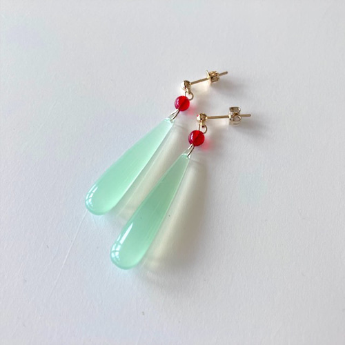 ロング ウォータードロップ ピアス （ 樹脂 グリーン パール ラウンド