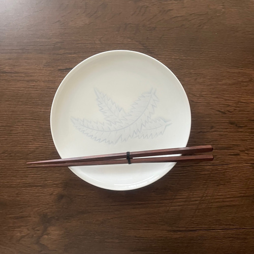 「未使用」「美しい品」　井上萬二　白磁染芭蕉彫字　皿 井上萬ニ 白磁染芭蕉彫文 皿 中皿 antique art nozomi 通販