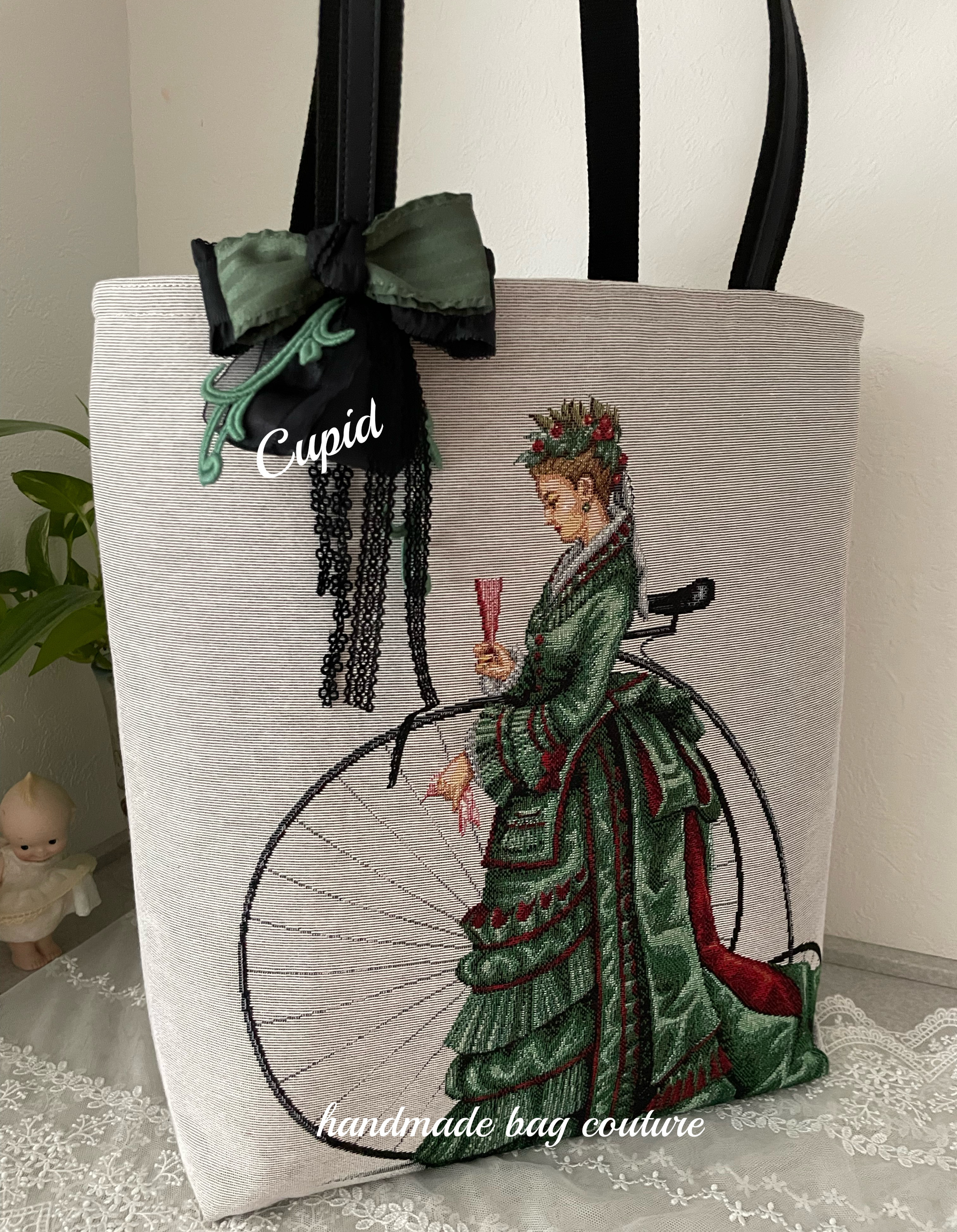 オランダゴブラン織（両面貴婦人柄）の大きめトートバッグ（ショルダー対応・コサージュ付き）