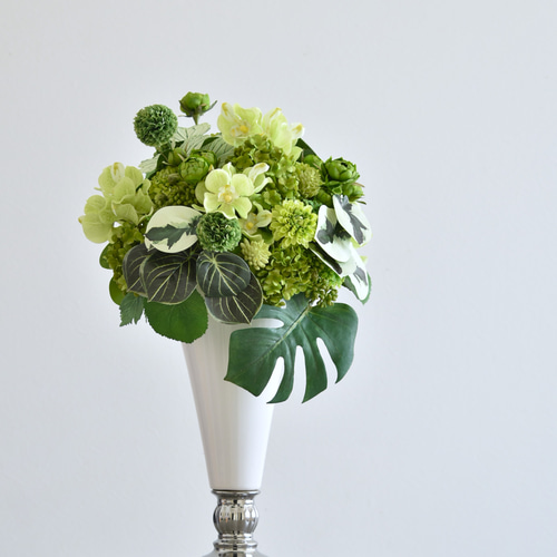 ホワイトグリーンのアートフラワーアレンジメント 限定1点】グリーンフラワー＆リーフのアレンジメント アーティ