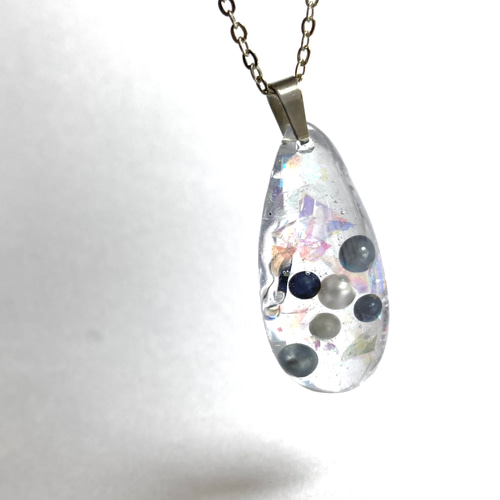 落ち着いたカラービーズを封じ込めたレジンアクセサリー クールカラー