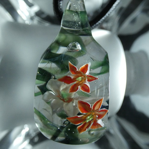 ゆり三輪、角面仕上げ（ガラス、とんぼ玉、百合、一点物、伝統工芸