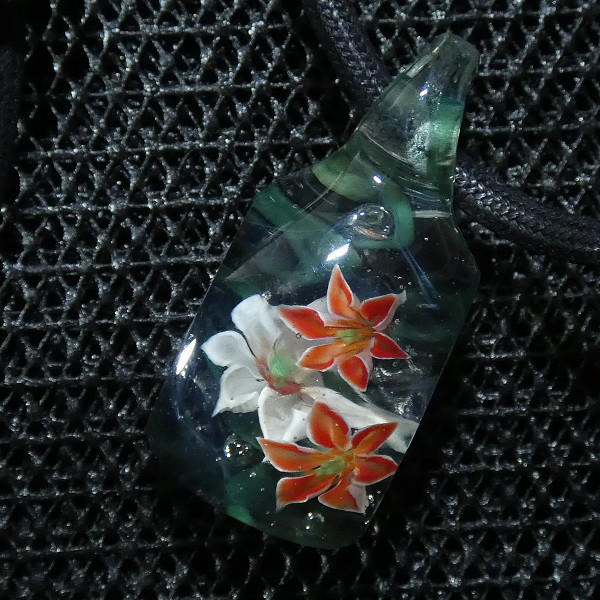 ゆり三輪、角面仕上げ（ガラス、とんぼ玉、百合、一点物、伝統工芸）