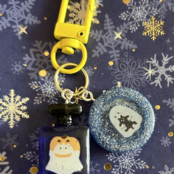 シマエナガ✧︎レジンキーホルダー クリスマス シマエナガが可愛すぎて、我慢できず 作成途中でも撮影しました