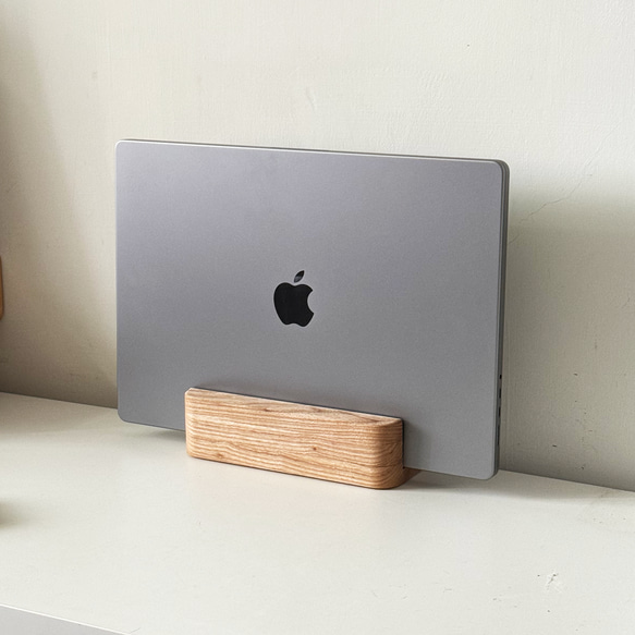 無垢材ダブルスロットラップトップスタンドタブレットストレージラックラップトップストレージフリーレタリング macbook カスタ 1枚目の画像