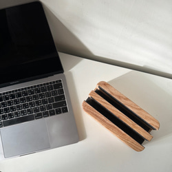 無垢材ダブルスロットラップトップスタンドタブレットストレージラックラップトップストレージフリーレタリング macbook カスタ 2枚目の画像
