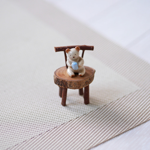 小さな木の椅子とくまの置物（A）（陶器）【Creema限定】 その他置物