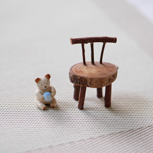 小さな木の椅子とくまの置物（A）（陶器）【Creema限定】 その他置物