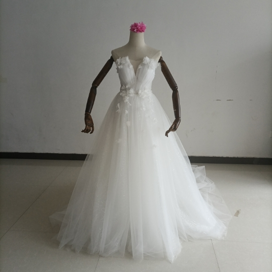 美品！ウエディングドレス ベアトップ 花モチーフ 立体レース刺繍 キラキラチュール Aライン 結婚式 前撮り