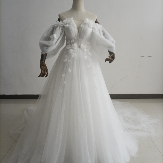 美品！ウエディングドレス ベアトップ ふわふわ袖 花モチーフ 立体レース刺繍 キラキラチュール 結婚式 前撮り 33,729円